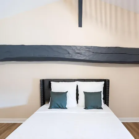Maison Là-bas Bed & Breakfast
